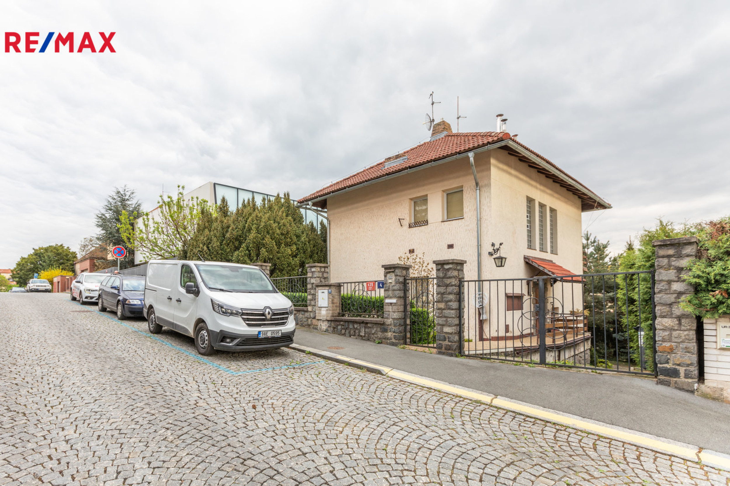 Dvougenerační vila na krásném jižním svahu kousek pod Kavčími horami